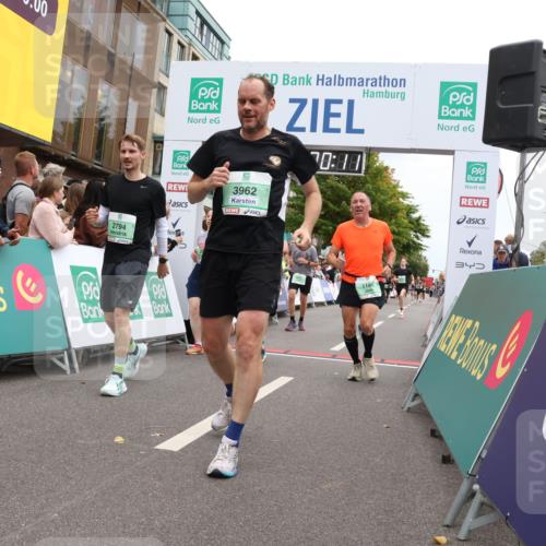 21.09.2025 - PSD Bank Halbmarathon Strokosch-Dieckow http://msf.ph/oto/8922140 21.09.2025 11:59:35 Ziel 1196, 1609, 1648, 2241, 2248, 2325, 2517, 2574, 2581, 2602, 2794, 2915, 3962 meine-sportfotos.de
