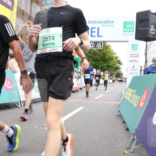 21.09.2025 - PSD Bank Halbmarathon Strokosch-Dieckow http://msf.ph/oto/8922171 21.09.2025 11:59:39 Ziel 1196, 1367, 1609, 2241, 2248, 2517, 2558, 2574, 2581, 2645, 2794, 2915, 3217, 3962 meine-sportfotos.de