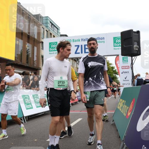 21.09.2025 - PSD Bank Halbmarathon Strokosch-Dieckow http://msf.ph/oto/8923117 21.09.2025 12:01:33 Ziel 1357, 1376, 1711, 1789, 2597, 2686, 2733, 2751, 2943, 2978, 3011, 3053, 3083, 3098, 3186, 3187, 3352, 3951, 3964, 4038 meine-sportfotos.de