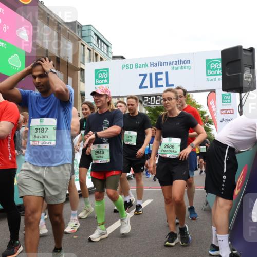 21.09.2025 - PSD Bank Halbmarathon Strokosch-Dieckow http://msf.ph/oto/8923147 21.09.2025 12:01:41 Ziel 1261, 1373, 1376, 1395, 1400, 1585, 1789, 2367, 2495, 2686, 2730, 2753, 2766, 2819, 2943, 3011, 3132, 3187, 3352, 3565, 3951, 3973, 4038 meine-sportfotos.de