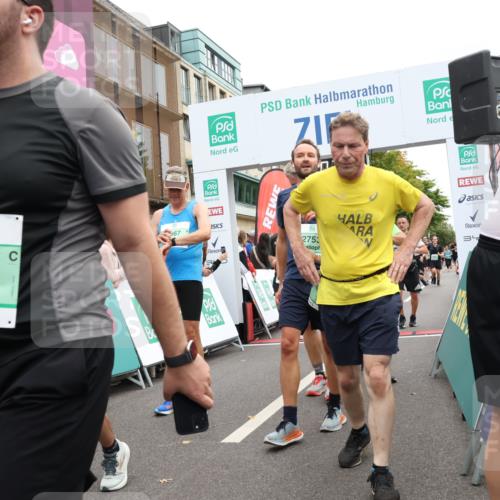21.09.2025 - PSD Bank Halbmarathon Strokosch-Dieckow http://msf.ph/oto/8923164 21.09.2025 12:01:48 Ziel 1201, 1261, 1373, 1395, 1585, 2345, 2346, 2367, 2384, 2418, 2495, 2710, 2730, 2753, 2766, 2819, 2944, 3081, 3132, 3406, 3952, 3973 meine-sportfotos.de