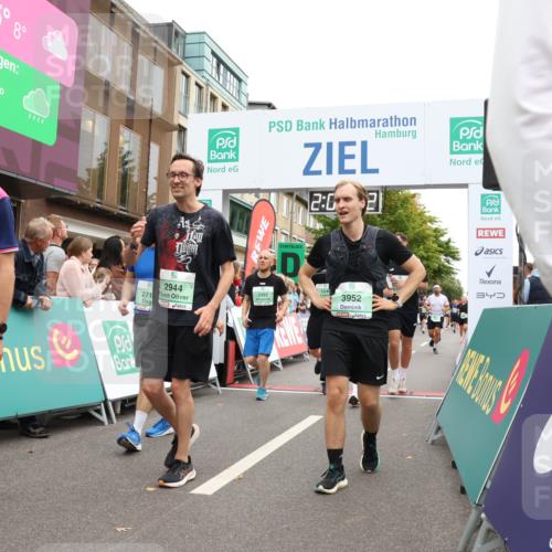 21.09.2025 - PSD Bank Halbmarathon Strokosch-Dieckow http://msf.ph/oto/8923227 21.09.2025 12:01:55 Ziel 1201, 1249, 2284, 2345, 2346, 2353, 2384, 2418, 2474, 2514, 2710, 2720, 2924, 2938, 2944, 2992, 3067, 3081, 3406, 3952 meine-sportfotos.de