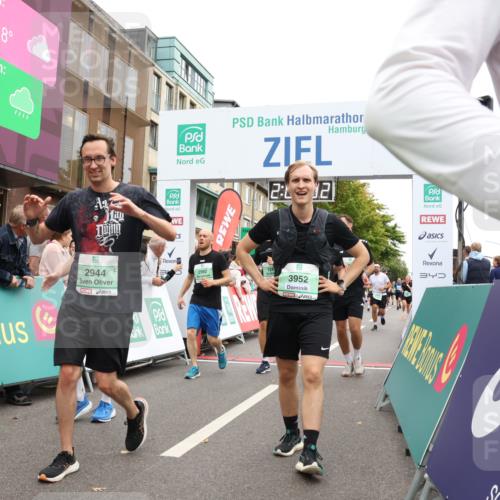 21.09.2025 - PSD Bank Halbmarathon Strokosch-Dieckow http://msf.ph/oto/8923232 21.09.2025 12:01:55 Ziel 1201, 1249, 2284, 2345, 2346, 2353, 2384, 2418, 2474, 2514, 2710, 2720, 2924, 2938, 2944, 2992, 3067, 3081, 3406, 3952 meine-sportfotos.de