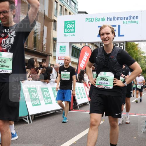 21.09.2025 - PSD Bank Halbmarathon Strokosch-Dieckow http://msf.ph/oto/8923235 21.09.2025 12:01:56 Ziel 1249, 1377, 2284, 2346, 2353, 2384, 2418, 2474, 2514, 2563, 2710, 2720, 2924, 2938, 2944, 2992, 3067, 3081, 3952 meine-sportfotos.de