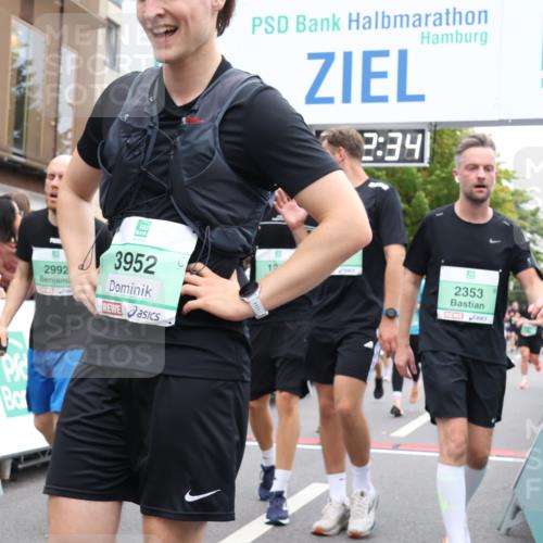 21.09.2025 - PSD Bank Halbmarathon Strokosch-Dieckow http://msf.ph/oto/8923247 21.09.2025 12:01:57 Ziel 1249, 1377, 1929, 2284, 2353, 2384, 2418, 2474, 2514, 2563, 2710, 2720, 2924, 2938, 2944, 2992, 3067, 3081, 3180, 3952 meine-sportfotos.de