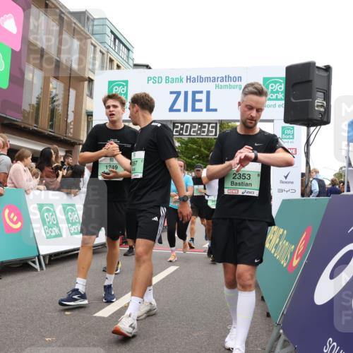 21.09.2025 - PSD Bank Halbmarathon Strokosch-Dieckow http://msf.ph/oto/8923264 21.09.2025 12:01:59 Ziel 1249, 1377, 1713, 1929, 2284, 2353, 2474, 2514, 2563, 2710, 2720, 2924, 2938, 2944, 2992, 3067, 3180, 3952 meine-sportfotos.de