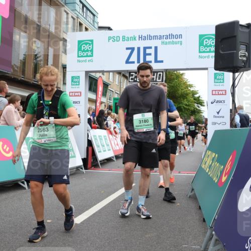 21.09.2025 - PSD Bank Halbmarathon Strokosch-Dieckow http://msf.ph/oto/8923283 21.09.2025 12:02:04 Ziel 1323, 1377, 1713, 1714, 1790, 1929, 2284, 2474, 2514, 2563, 2720, 2741, 2924, 2938, 3180, 3395, 3814 meine-sportfotos.de