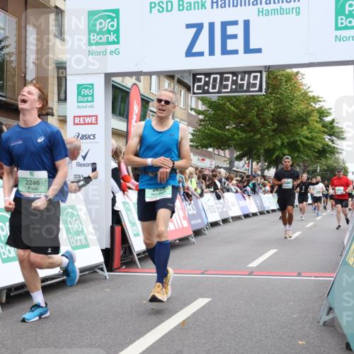 21.09.2025 - PSD Bank Halbmarathon Strokosch-Dieckow http://msf.ph/oto/8923737 21.09.2025 12:03:12 Ziel 2629, 3965, 3986 meine-sportfotos.de