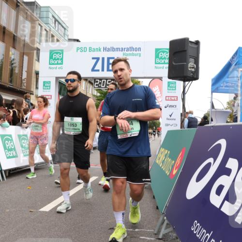 21.09.2025 - PSD Bank Halbmarathon Strokosch-Dieckow http://msf.ph/oto/8924474 21.09.2025 12:04:40 Ziel 1515, 1853, 2556, 2585, 2854, 2960, 3010, 3039, 3056, 3072, 3336, 3512, 3607 meine-sportfotos.de