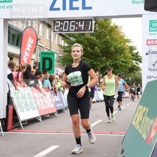 21.09.2025 - PSD Bank Halbmarathon Strokosch-Dieckow http://msf.ph/oto/8925069 21.09.2025 12:06:04 Ziel 1726, 1727, 2446, 3234, 3292, 3428, 3653 meine-sportfotos.de