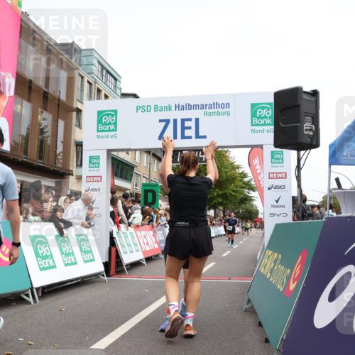 21.09.2025 - PSD Bank Halbmarathon Strokosch-Dieckow http://msf.ph/oto/8930522 21.09.2025 12:13:07 Ziel 1625, 2669, 2996, 3002, 3344, 3769 meine-sportfotos.de
