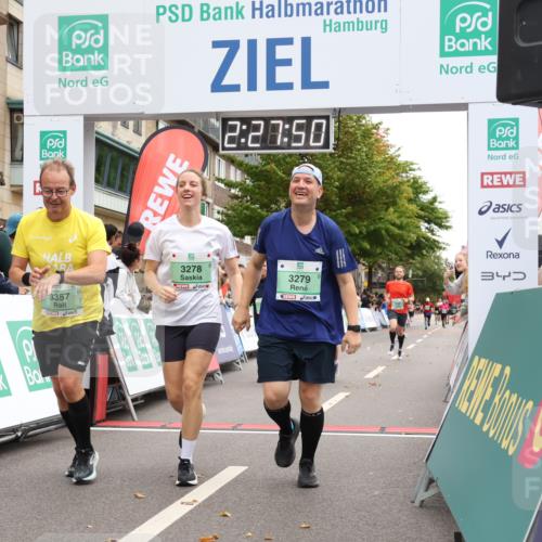 21.09.2025 - PSD Bank Halbmarathon Strokosch-Dieckow http://msf.ph/oto/8934051 21.09.2025 12:27:13 Ziel 3277, 3278, 3279, 3330, 3353, 3357, 3856 meine-sportfotos.de