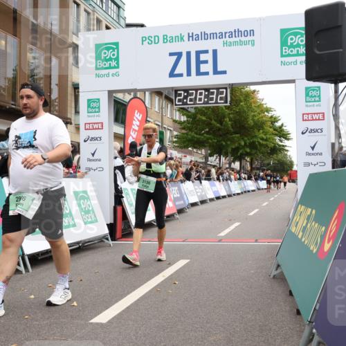 21.09.2025 - PSD Bank Halbmarathon Strokosch-Dieckow http://msf.ph/oto/8934218 21.09.2025 12:27:55 Ziel 2906, 3136, 3472, 3538 meine-sportfotos.de