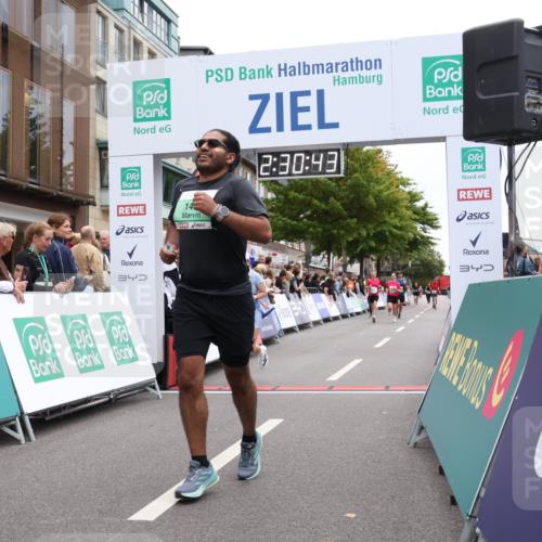 21.09.2025 - PSD Bank Halbmarathon Strokosch-Dieckow http://msf.ph/oto/8934553 21.09.2025 12:30:07 Ziel 1467, 1468, 3351 meine-sportfotos.de