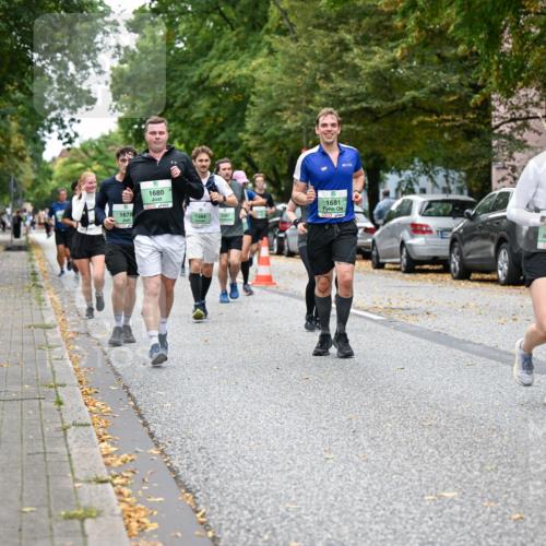 21.09.2025 - PSD Bank Halbmarathon Dr. Thomas Lammeyer http://msf.ph/oto/8935747 21.09.2025 10:59:32 Laufen 1678, 1680, 1384, 3387, 1681, 3239 meine-sportfotos.de