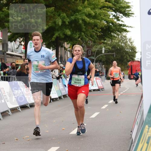 21.09.2025 - PSD Bank Halbmarathon Strokosch-Dieckow http://msf.ph/oto/8938083 21.09.2025 12:40:47 Ziel 1683, 1684 meine-sportfotos.de