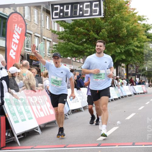 21.09.2025 - PSD Bank Halbmarathon Strokosch-Dieckow http://msf.ph/oto/8938118 21.09.2025 12:41:19 Ziel 1291, 1293, 3459, 3676 meine-sportfotos.de