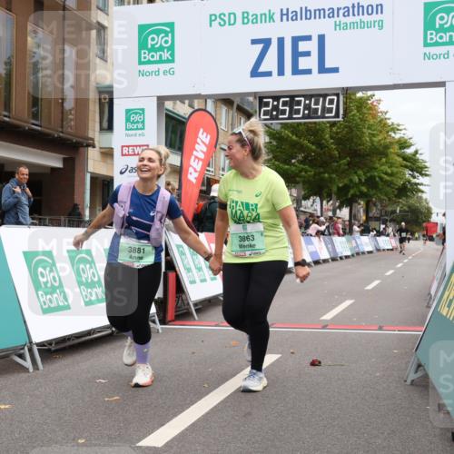 21.09.2025 - PSD Bank Halbmarathon Strokosch-Dieckow http://msf.ph/oto/8938521 21.09.2025 12:53:13 Ziel 3384, 3427, 3863, 3881 meine-sportfotos.de