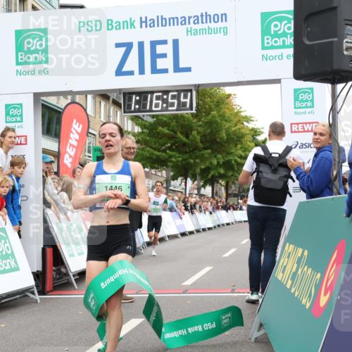 21.09.2025 - PSD Bank Halbmarathon Strokosch-Dieckow http://msf.ph/oto/8939527 21.09.2025 11:16:17 Ziel 1445, 1446 meine-sportfotos.de