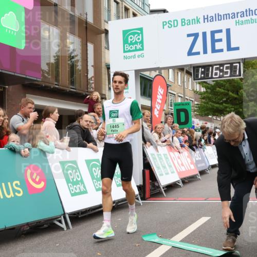 21.09.2025 - PSD Bank Halbmarathon Strokosch-Dieckow http://msf.ph/oto/8939530 21.09.2025 11:16:20 Ziel 1445, 1446 meine-sportfotos.de