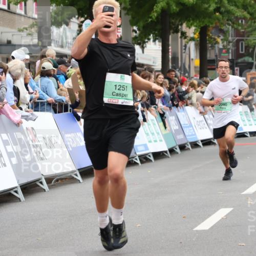 21.09.2025 - PSD Bank Halbmarathon Strokosch-Dieckow http://msf.ph/oto/8940234 21.09.2025 11:32:41 Ziel 1251, 1876, 1900, 2028, 2090, 3929 meine-sportfotos.de