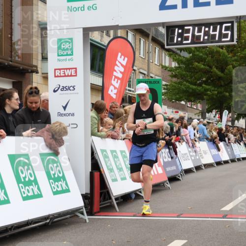 21.09.2025 - PSD Bank Halbmarathon Strokosch-Dieckow http://msf.ph/oto/8940361 21.09.2025 11:34:09 Ziel 1946, 1979, 2082, 3907 meine-sportfotos.de