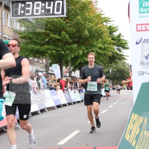 21.09.2025 - PSD Bank Halbmarathon Strokosch-Dieckow http://msf.ph/oto/8940815 21.09.2025 11:38:03 Ziel 1591, 1651, 1928, 3916, 3922 meine-sportfotos.de
