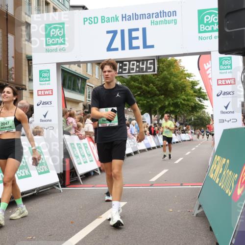 21.09.2025 - PSD Bank Halbmarathon Strokosch-Dieckow http://msf.ph/oto/8940948 21.09.2025 11:39:08 Ziel 1027, 1147, 1917, 2047, 2055, 2079, 2137 meine-sportfotos.de