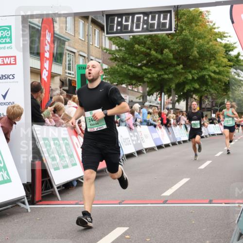 21.09.2025 - PSD Bank Halbmarathon Strokosch-Dieckow http://msf.ph/oto/8941115 21.09.2025 11:40:07 Ziel 1645, 1968, 2015, 2442, 4016, 4017 meine-sportfotos.de