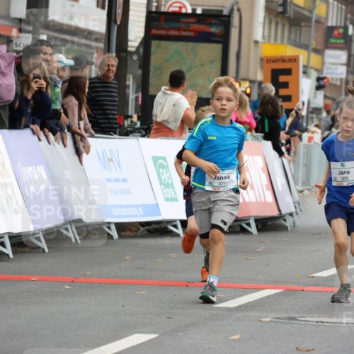 21.09.2025 - PSD Bank Halbmarathon Strokosch-Dieckow http://msf.ph/oto/8941971 21.09.2025 10:28:40 Ziel 123, 126, 198, 204, 205, 266, 357, 361, 371, 374, 388, 389, 397, 408, 437, 440 meine-sportfotos.de