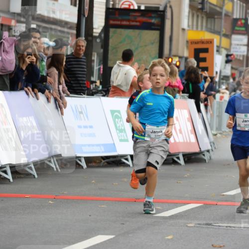 21.09.2025 - PSD Bank Halbmarathon Strokosch-Dieckow http://msf.ph/oto/8941973 21.09.2025 10:28:40 Ziel 123, 126, 198, 204, 205, 266, 357, 361, 371, 374, 388, 389, 397, 408, 437, 440 meine-sportfotos.de