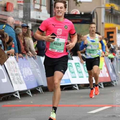 21.09.2025 - PSD Bank Halbmarathon Strokosch-Dieckow http://msf.ph/oto/8942072 21.09.2025 11:28:42 Ziel 1456, 1909, 1978, 4029 meine-sportfotos.de