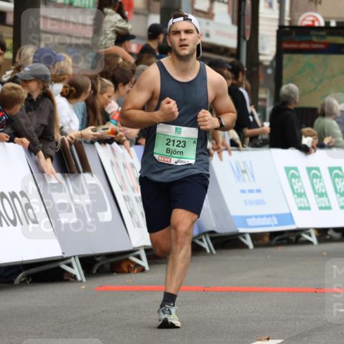 21.09.2025 - PSD Bank Halbmarathon Strokosch-Dieckow http://msf.ph/oto/8944012 21.09.2025 11:42:44 Ziel 1090, 1312, 1749, 1750, 2123, 2127, 2135, 2158, 2174, 2207, 2272, 3315, 4046 meine-sportfotos.de