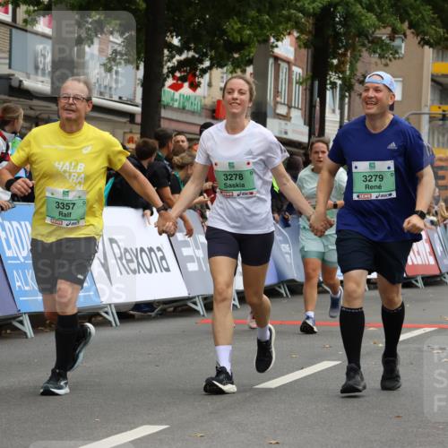 21.09.2025 - PSD Bank Halbmarathon Strokosch-Dieckow http://msf.ph/oto/8947621 21.09.2025 12:27:01 Ziel 3277, 3278, 3279, 3330, 3353, 3357, 3856 meine-sportfotos.de