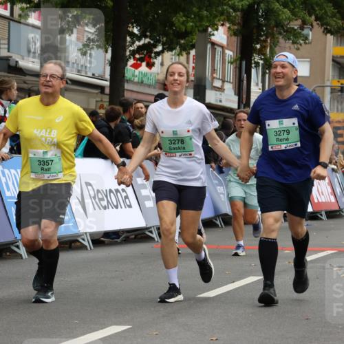 21.09.2025 - PSD Bank Halbmarathon Strokosch-Dieckow http://msf.ph/oto/8947623 21.09.2025 12:27:01 Ziel 3277, 3278, 3279, 3330, 3353, 3357, 3856 meine-sportfotos.de