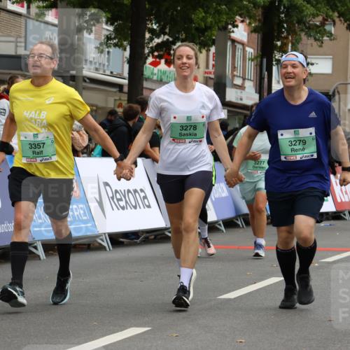 21.09.2025 - PSD Bank Halbmarathon Strokosch-Dieckow http://msf.ph/oto/8947628 21.09.2025 12:27:02 Ziel 3277, 3278, 3279, 3330, 3353, 3357, 3856, 3882 meine-sportfotos.de