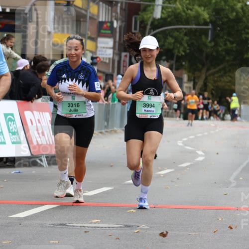 21.09.2025 - PSD Bank Halbmarathon Strokosch-Dieckow http://msf.ph/oto/8948049 21.09.2025 12:32:06 Ziel 1595, 1596, 2679, 3289, 3316, 3789, 3994 meine-sportfotos.de