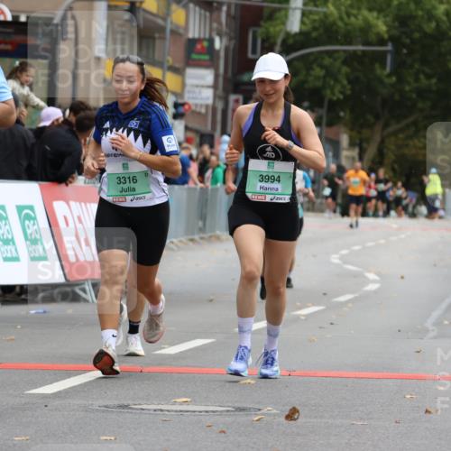 21.09.2025 - PSD Bank Halbmarathon Strokosch-Dieckow http://msf.ph/oto/8948051 21.09.2025 12:32:06 Ziel 1595, 1596, 2679, 3289, 3316, 3789, 3994 meine-sportfotos.de