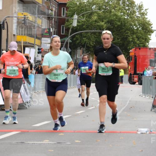 21.09.2025 - PSD Bank Halbmarathon Strokosch-Dieckow http://msf.ph/oto/8948336 21.09.2025 12:38:42 Ziel 3158, 3821, 3861 meine-sportfotos.de