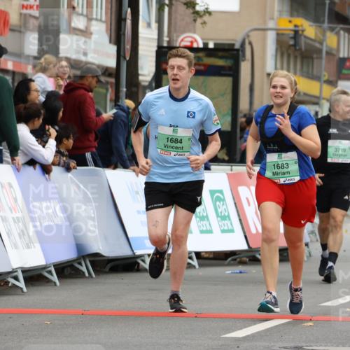21.09.2025 - PSD Bank Halbmarathon Strokosch-Dieckow http://msf.ph/oto/8948417 21.09.2025 12:40:37 Ziel 1683, 1684, 3718, 3719 meine-sportfotos.de