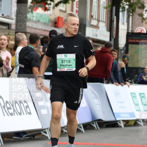 21.09.2025 - PSD Bank Halbmarathon Strokosch-Dieckow http://msf.ph/oto/8948430 21.09.2025 12:40:43 Ziel 1683, 1684, 3718, 3719 meine-sportfotos.de