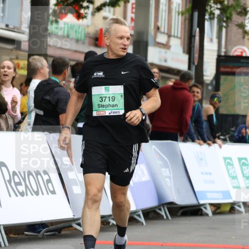 21.09.2025 - PSD Bank Halbmarathon Strokosch-Dieckow http://msf.ph/oto/8948431 21.09.2025 12:40:43 Ziel 1683, 1684, 3718, 3719 meine-sportfotos.de