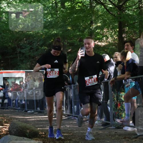 28.09.2025 - 33. Volkslauf durch das schöne Alstertal Strokosch-Dieckow http://msf.ph/oto/8953167 28.09.2025 12:29:04 Ziel 2481, 2482 meine-sportfotos.de