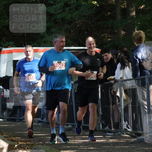 28.09.2025 - 33. Volkslauf durch das schöne Alstertal Strokosch-Dieckow http://msf.ph/oto/8953360 28.09.2025 12:30:51 Ziel 2018, 2042, 2045 meine-sportfotos.de