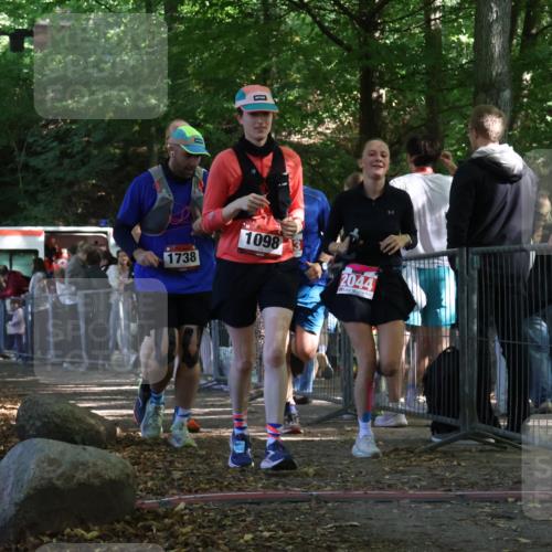 28.09.2025 - 33. Volkslauf durch das schöne Alstertal Strokosch-Dieckow http://msf.ph/oto/8953676 28.09.2025 12:33:21 Ziel 1098, 1738, 2043, 2044, 2357 meine-sportfotos.de