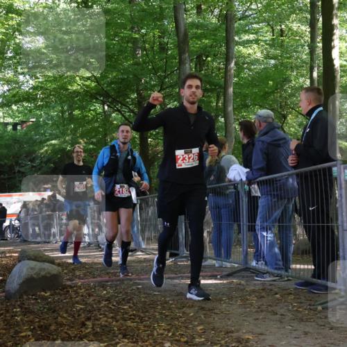 28.09.2025 - 33. Volkslauf durch das schöne Alstertal Strokosch-Dieckow http://msf.ph/oto/8954559 28.09.2025 12:42:49 Ziel 2182, 2561, 2562 meine-sportfotos.de