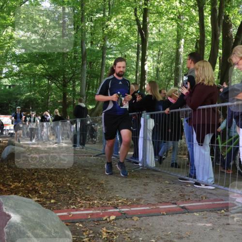 28.09.2025 - 33. Volkslauf durch das schöne Alstertal Strokosch-Dieckow http://msf.ph/oto/8955163 28.09.2025 12:46:28 Ziel 2426, 2427, 2428 meine-sportfotos.de