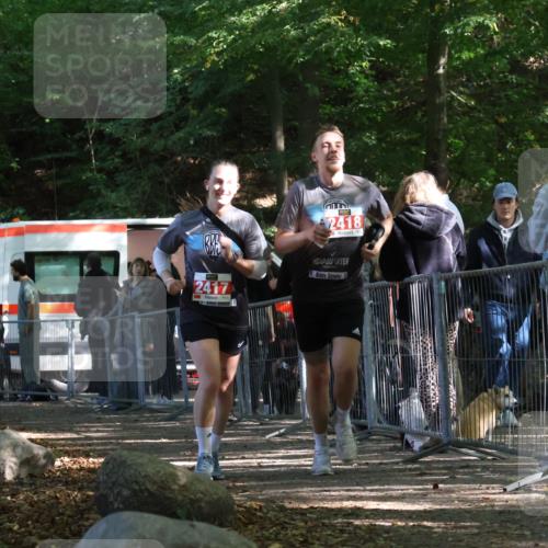 28.09.2025 - 33. Volkslauf durch das schöne Alstertal Strokosch-Dieckow http://msf.ph/oto/8955577 28.09.2025 12:47:44 Ziel 2244, 2417, 2418 meine-sportfotos.de