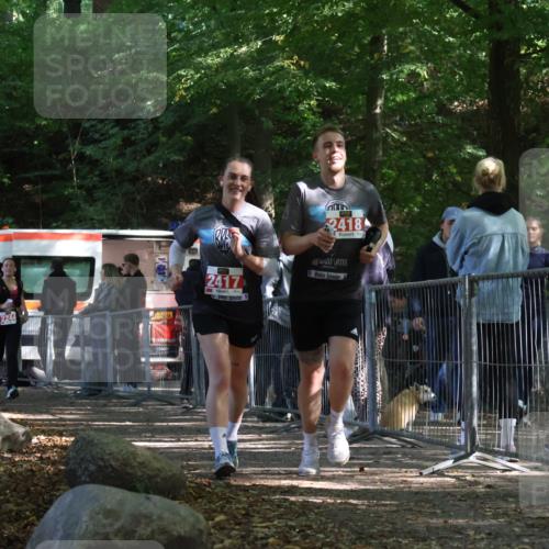 28.09.2025 - 33. Volkslauf durch das schöne Alstertal Strokosch-Dieckow http://msf.ph/oto/8955586 28.09.2025 12:47:45 Ziel 2244, 2417, 2418 meine-sportfotos.de