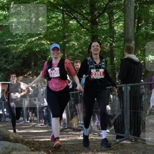 28.09.2025 - 33. Volkslauf durch das schöne Alstertal Strokosch-Dieckow http://msf.ph/oto/8956184 28.09.2025 12:51:11 Ziel 2099, 2350, 2351 meine-sportfotos.de